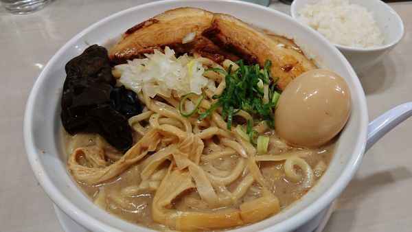 「超濃厚特製トンコツラーメン+特盛り+ライス」@麺匠 克味の写真