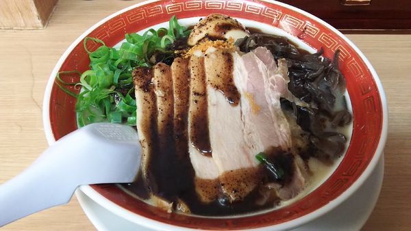 「らーめん黒 全部のせ」@博多らーめん 無双 大船店の写真