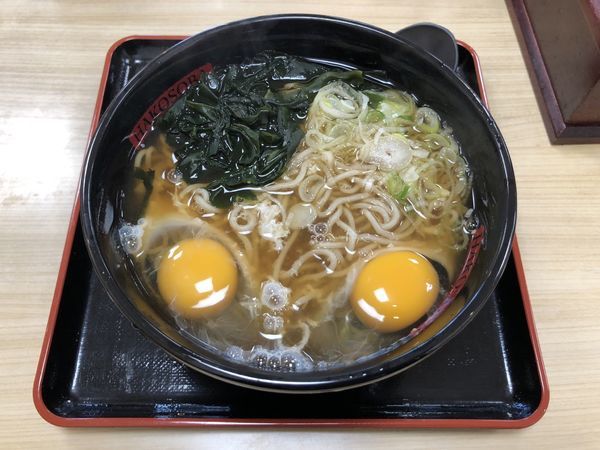 「かけそば 生卵２つトッピング」@名代 箱根そば 祖師ヶ谷大蔵店の写真
