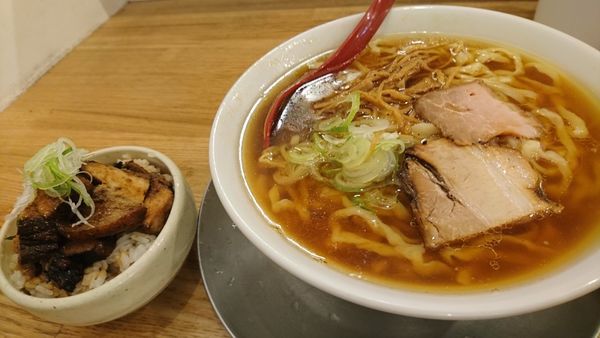 「喜多方らーめん醤油大盛、ちゃーしゅー飯」@麺や 七彩 八丁堀店の写真