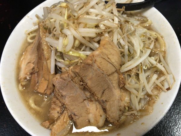 「ラーメン(中)野菜まし背油まし」@自家製太麺 ドカ盛 マッチョ 三ノ宮店の写真