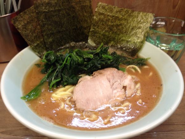 「ラーメン + ほうれん草」@横浜らーめん 渡来武の写真