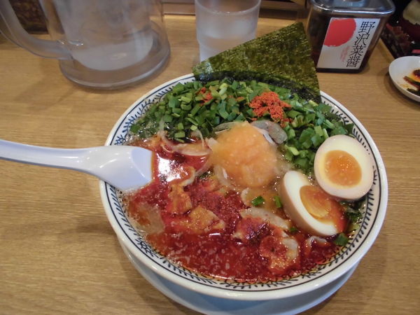 「辛肉そば+半熟味玉」@丸源ラーメン 松山インター店の写真