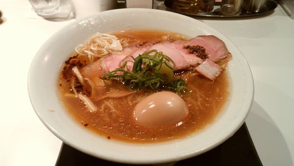 「煮豚そば（醤油）＋味玉」@SOBAHOUSE金色不如帰の写真