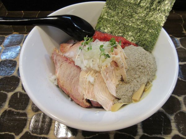 「限定 煮干のまぜチリソース(980円)+鶏チャー」@ラーメン 樂只の写真