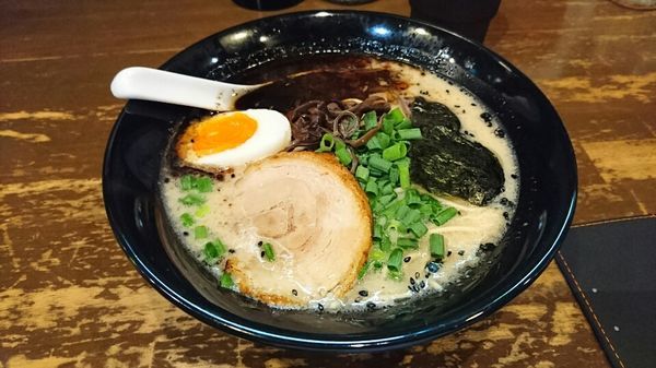 「とんこつ黒ラーメン @750円」@麺屋黒田 本店の写真