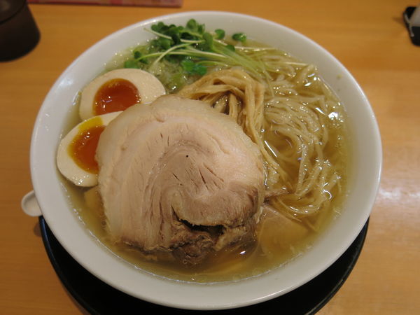 「半熟煮たまごラーメン(塩)+豚ほぐし：800円+100円」@麺処 絢の写真
