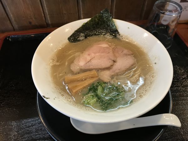 「パールグレーな煮干豚骨」@麺創 なな家の写真