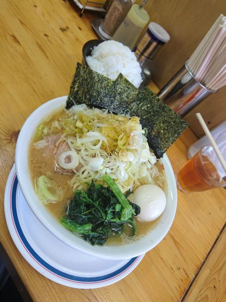 「ラーメン大盛(濃いめ) 味たま ネギ ライス」@横浜家系ラーメン 武蔵境つばさ家の写真