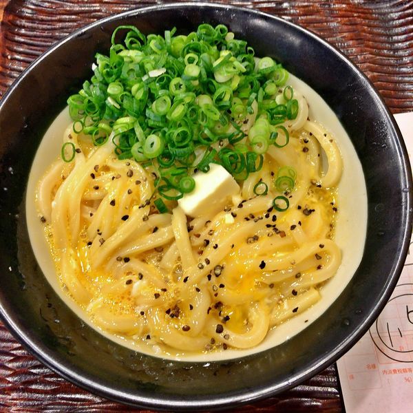 「釜たまカルピスバター（中盛）￥６６０＋ちくわ天￥２００」@丸香の写真