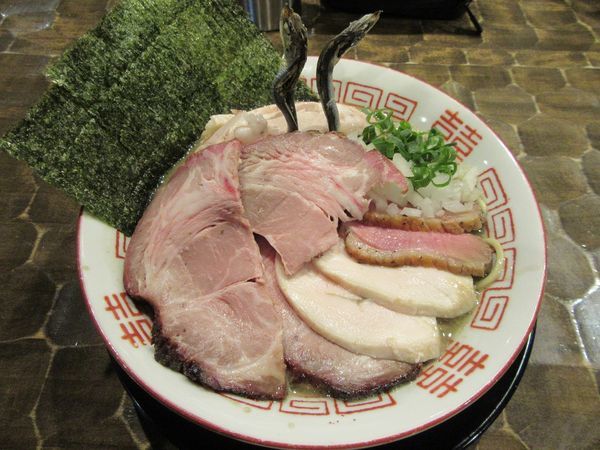 「限定　濃厚煮干そば（８００円）＋チャーシュー増し」@特級鶏蕎麦 龍介の写真