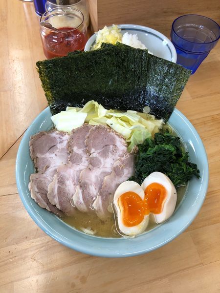 「チャーシュー麺中 濃め硬少し多め  海苔玉子セット ほうれん草」@捲り家の写真