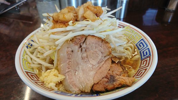 「ミ二ら～めん 麺硬めﾔｻｲｵｵﾒﾆﾝﾆｸｱﾌﾞﾗｽｺｼｵｵﾒ」@ラーメン二郎 めじろ台店の写真