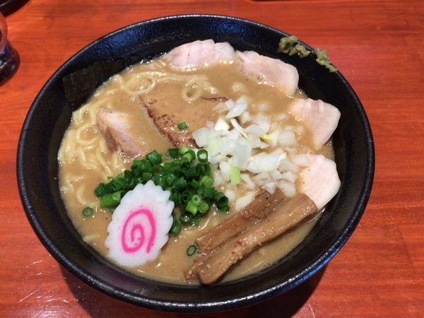 「濃厚中華そば＋鶏チャーシュー」@中華そば 輝羅の写真