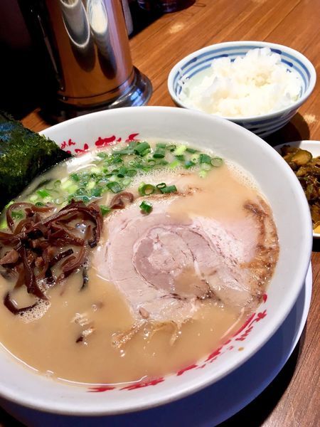 「ラーメン(730円) 麺半分 半ライスサービス」@九州ラーメン つばめ軒の写真
