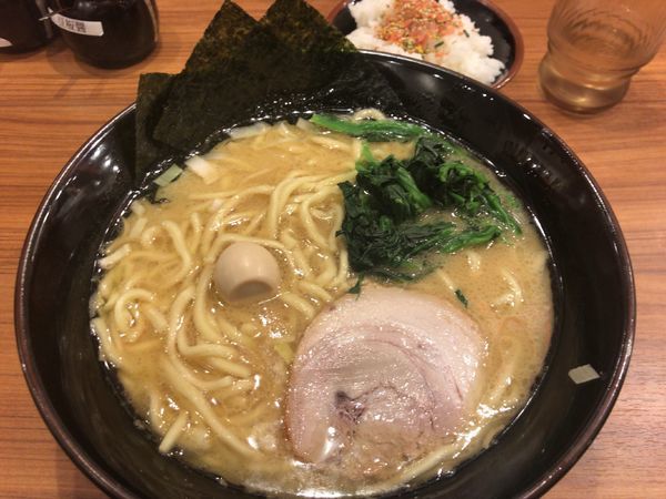 「醤油ラーメン大820円(硬さ普通、濃味、油多め)+ライス100円」@横浜家系ラーメン 壱角家 埼大通り店の写真