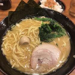 醤油ラーメン大820円(硬さ普通、濃味、油多め)+ライス100円
