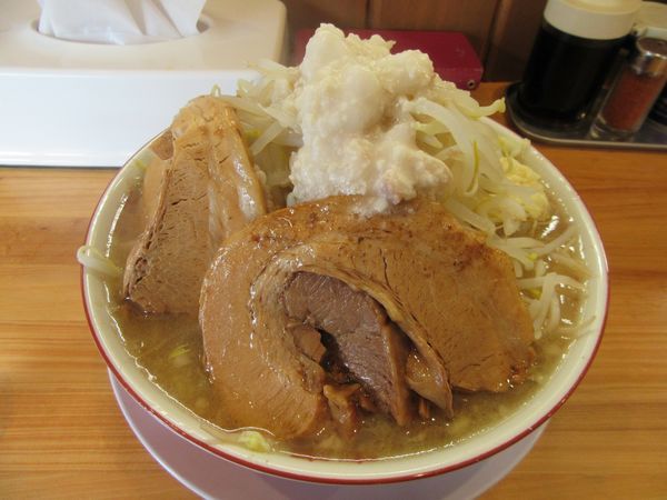 「ラーメン（７５０円）＋大盛＋豚　龍介麺Ｖｅｒ」@麺や 豚八の写真