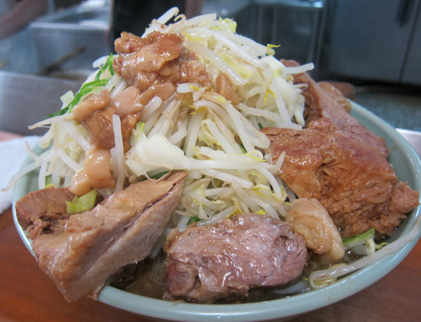 「大ブタ入り 900円（野菜・脂）」@ラーメン二郎 新橋店の写真