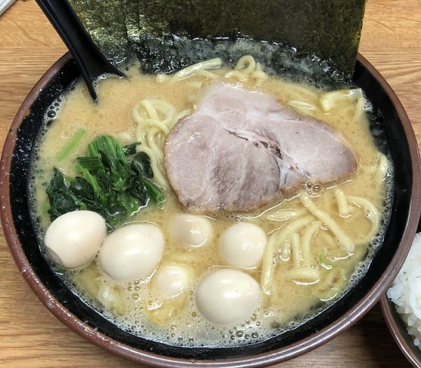 「ラーメン＋のり＋うずら＋小ライス（￥690＋90×2＋120」@横浜家系ラーメン らっち家の写真