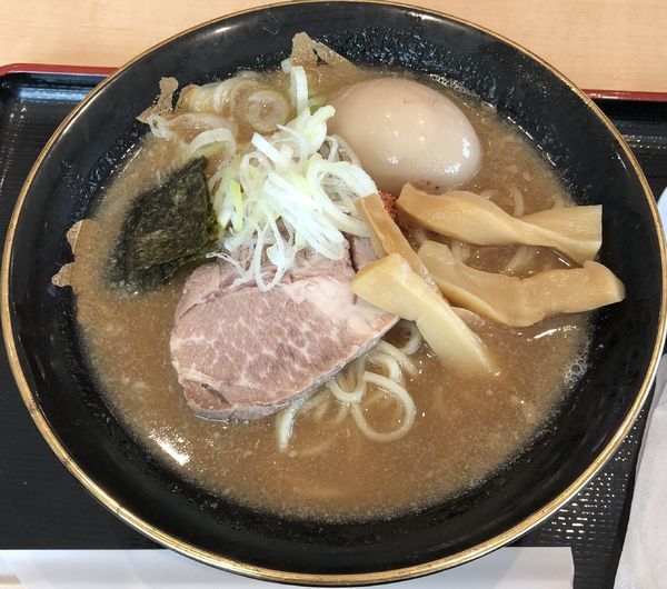 「豚骨醤油ラーメン＋味玉（￥750＋￥100）」@六厘舎 羽田空港店の写真