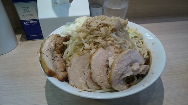 「ラーメン５００ｇ・豚・しょうが・ねぎ(ヤサイアブラ)￥９００」@麺屋 味方の写真