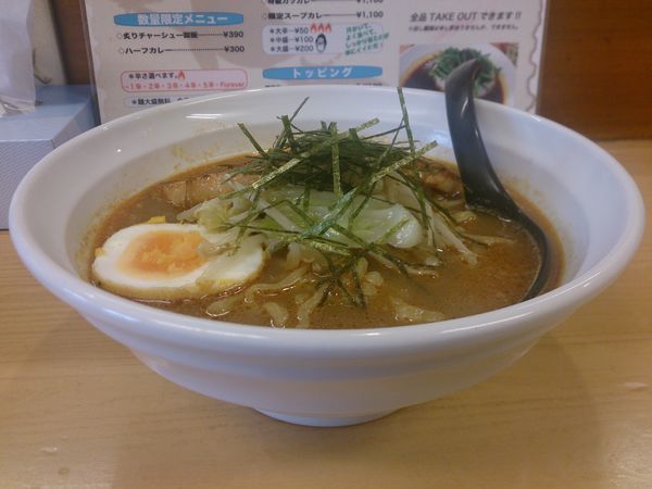 「炙りチャーシューカレーラーメン(３辛)」@魔女のカレーの写真