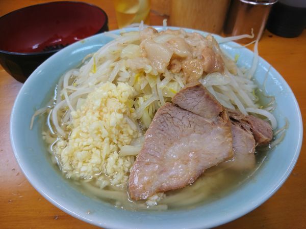 「ラーメン700円＋生とじ玉子100円(ニンニク・アブラ)」@ラーメン二郎 新橋店の写真