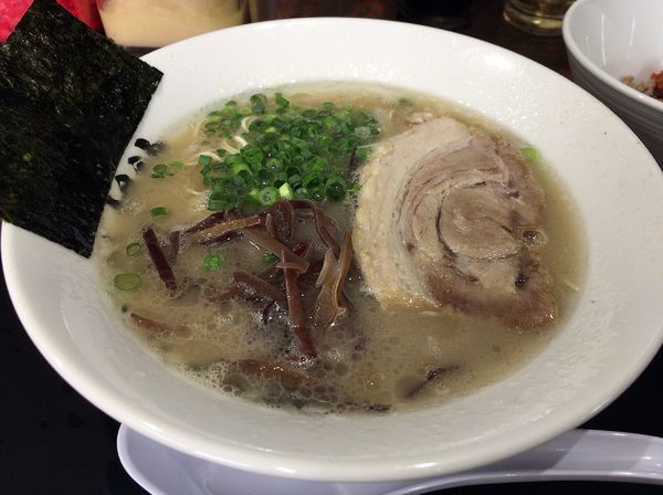 「らーめん（700円）バリカタ+辛そぼろ（120円）+替玉（100」@博多長浜らーめん 楓神の写真