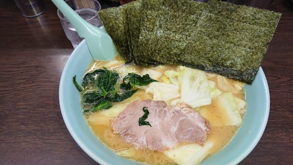 「のりラーメン(700円)中盛(100円)キャベツ(100円」@とんぱた亭 片倉町店の写真