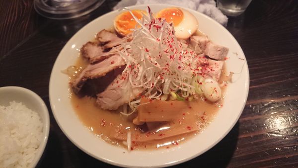 「味噌らーめん 4枚ちゃーしゅー 1100円 + 半ライス」@天虎の写真