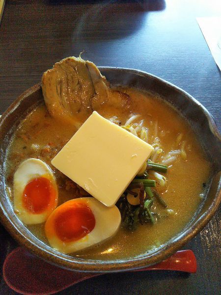 「信州味噌＋チャーシュー＋味玉＋バター 1080円」@味噌屋 麺四朗の写真