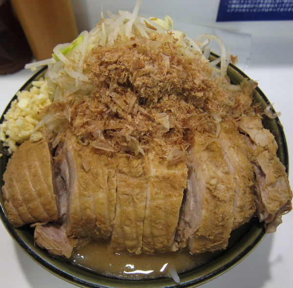 「豚一本ラーメン 1,400円（野菜マシ・蒜・花鰹）」@ハイパーファットンの写真