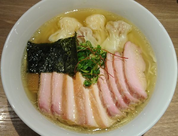 「白旨にこにこワンタン麺￥900＋皿盛チャーシュー￥350」@中華soba いそべの写真