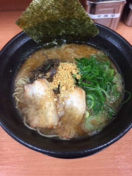 「豚骨黒　通常価格580円　＋ネギ100円」@博多らーめん 一心堂 新中野店の写真