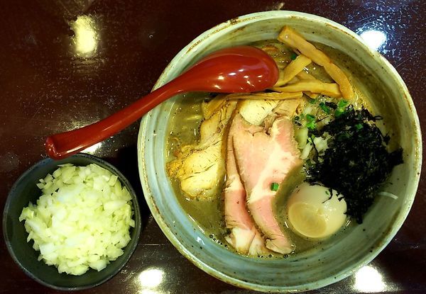 「特製濃厚煮干しそば 玉ねぎ&和え玉」@麺屋 照の坊の写真