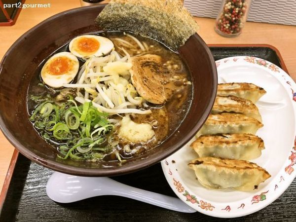 「プレミアム黒にんたまラーメン 餃子セット(1,000円)」@ゆにろーず 千葉ニュータウン店の写真
