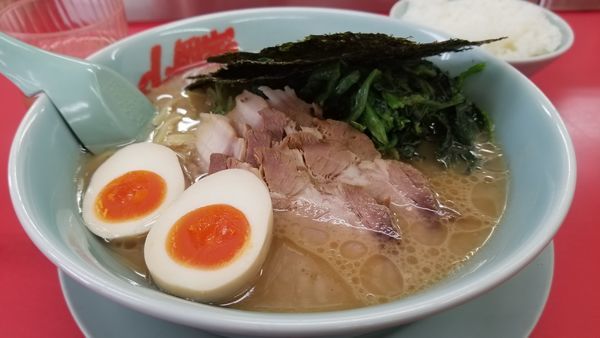 「醤油チャーシュー麺　並　ほうれん草　味玉トッピング」@山岡家 松本店の写真