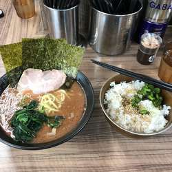 ラーメン並(700円)