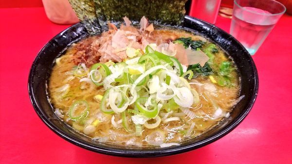 「和風新杉田ラーメン(麺硬め・味濃いめ)+朝ねぎ」@ラーメン杉田家の写真