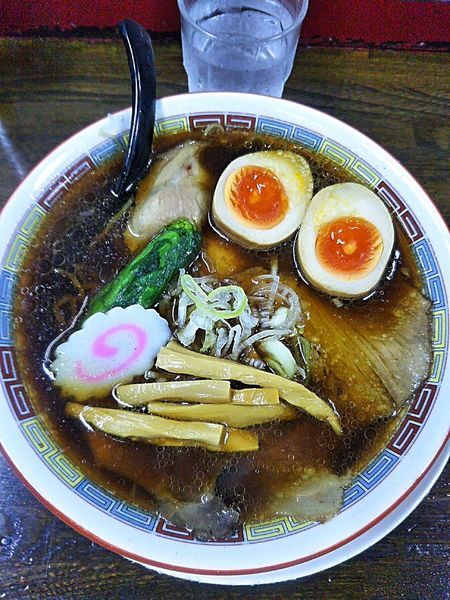 「伝(縮れ麺)730円＋半熟玉子120円」@ますや本店 駅前店の写真