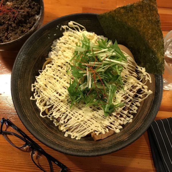 「比内地鶏のあぶらそば＋チーマヨ」@瞠 池袋店の写真