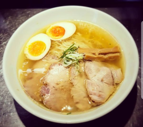 「塩ラーメン+味玉(半)+チャーシュー(2枚)」@自家製麺 らあめん吟の写真