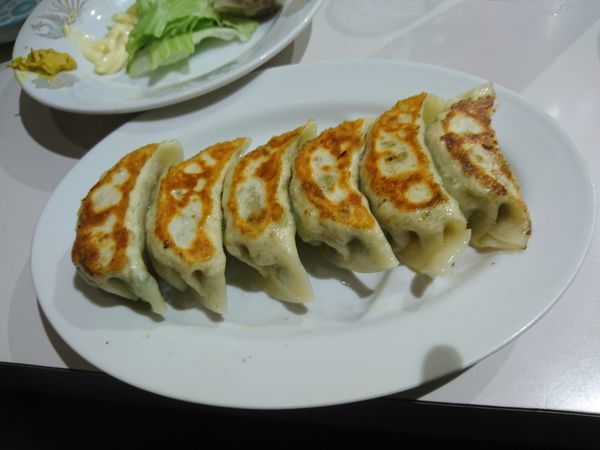「こんがり焼けた餃子 430円＋他いろいろ」@ラーメン太郎の写真