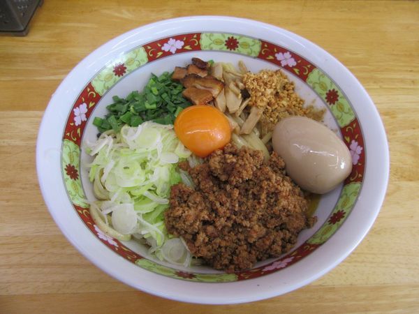 「まぜそば（８００円）＋麺増し１００ｇ＋味玉」@勝神角ふじの写真