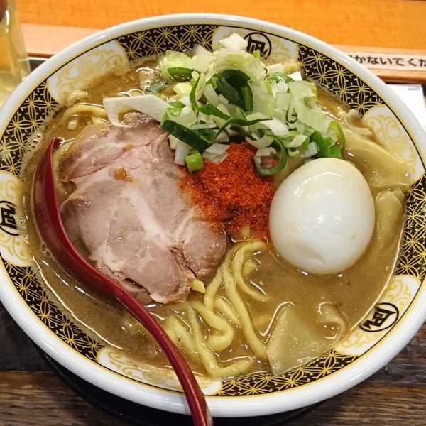 「すごい煮干ラーメン味玉950　大盛　麺カタ　5辛」@ラーメン凪 大宮店の写真