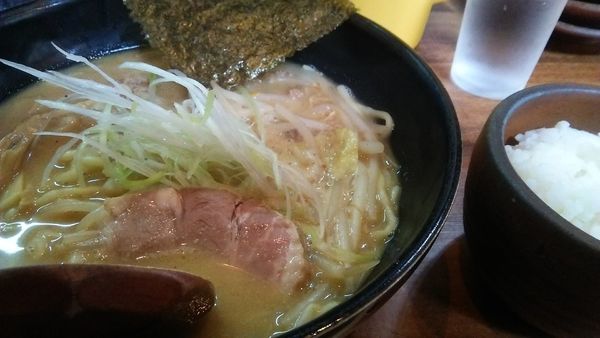 「味噌らーめん 750円 ＋ 白めし（小） 150円」@麺酒場 でめきんの写真