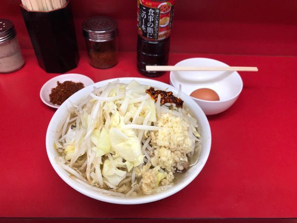 「小豚、卵、辛味、ラー油、ニンニク、野菜マシ（¥1,100）」@ラーメン二郎 千住大橋駅前店の写真