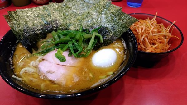 「中盛り　辛ネギ　のり」@家系総本山 ラーメン吉村家の写真
