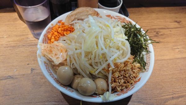 「旨辛まぜそば　コールニンニク以外全部　うずら」@火の豚 人形町駅前店の写真